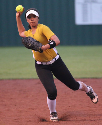 Image: Italy’s April Lusk takes care of things from the shortstop position late.