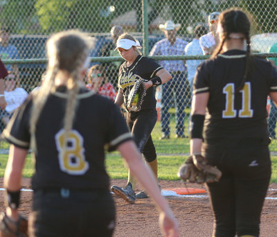 Image: Italy third-baseman Hannah Washington(8) has their back as Pitcher Jenna Holden(11) throws a runner out at first base where Brycelen Richards(17) makes the catch.