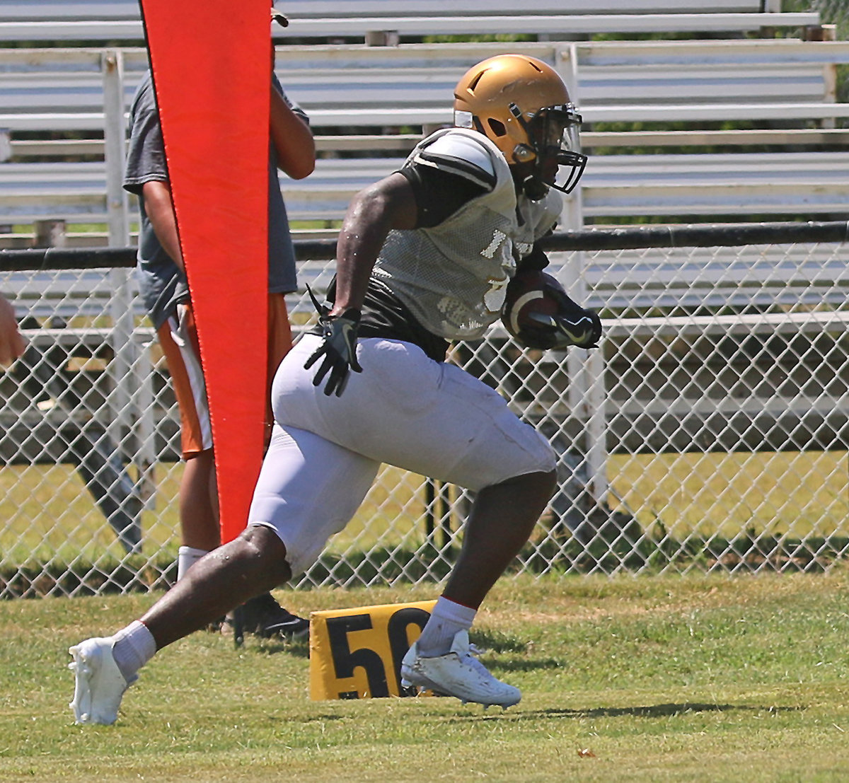 Image: Christion Washington #56 hauls in a pass and then barrels his way down the sideline for a touchdown.