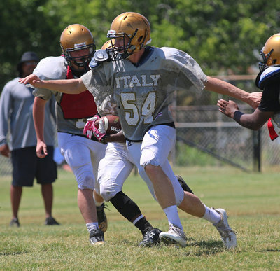 Image: Tight End Clay Riddle #54 helps lead the way for Italy’s backfield.