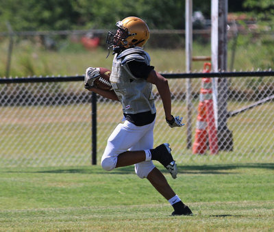 Image: Keith Davis, Jr. #13 takes a pass all the way for a touchdown.