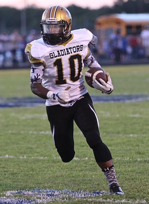 Image: Italy’s #10 Kendrick Norwood rushed for a pair of touchdowns and returned a Lion fumble 44-yards for a third touchdown in what was a big night for the junior.