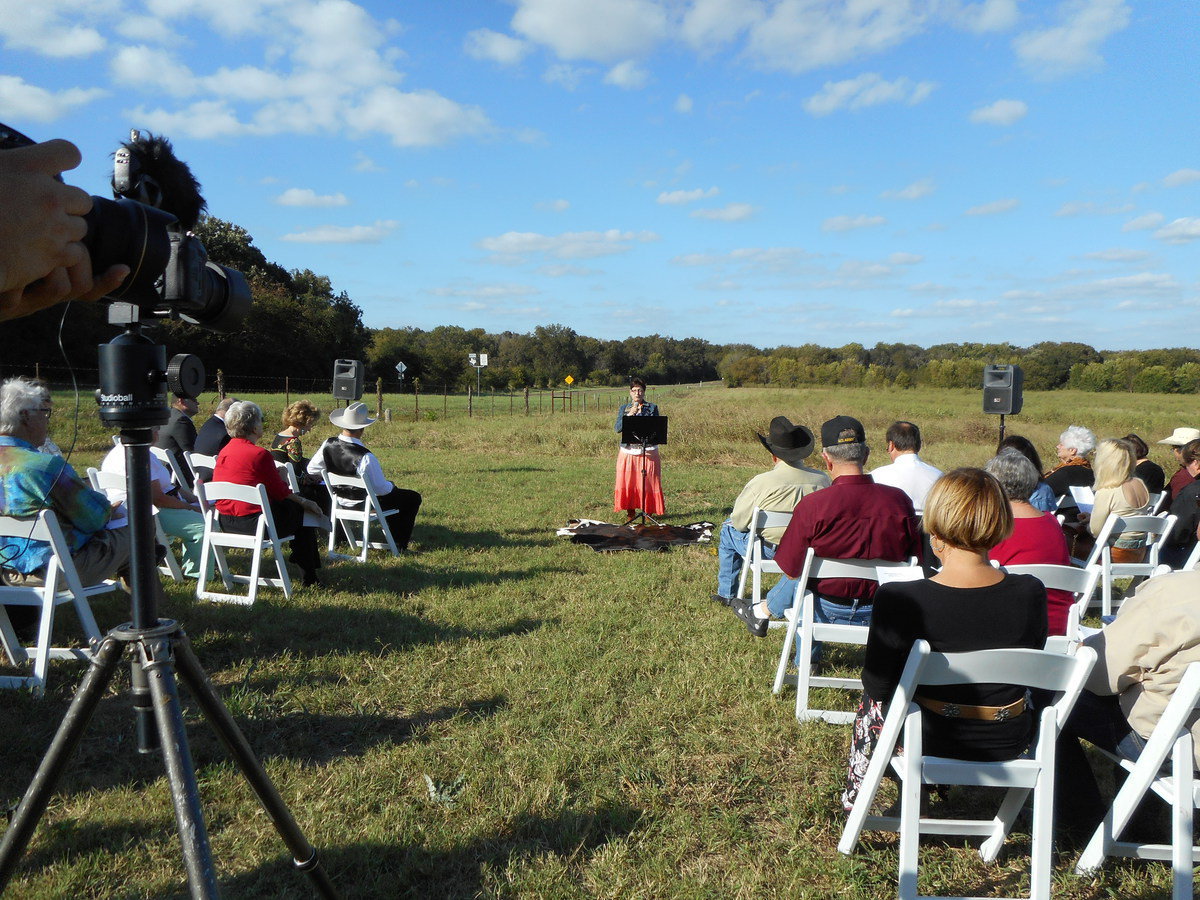 Image: Sharan Farmer reads the wording from the historical marker.
