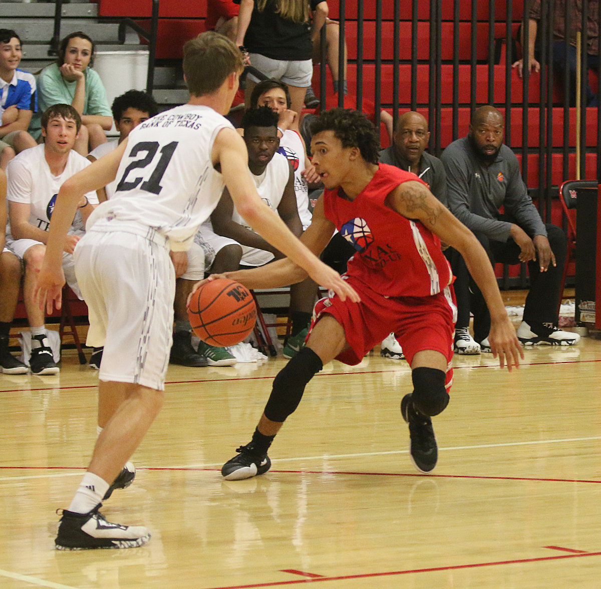 Image: Italy’s Keith Davis II makes a move to get into the paint during the 2017 Maypearl Texas Roundup. All-Star game